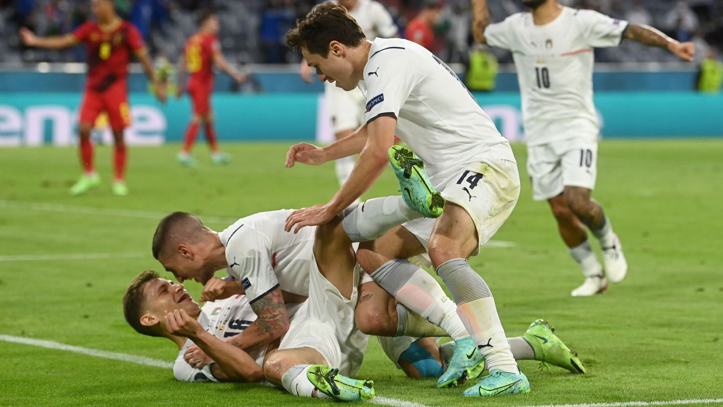 Barella (tumbado en el suelo) está siendo una de las grandes sensaciones de la Eurocopa. (Reuters)