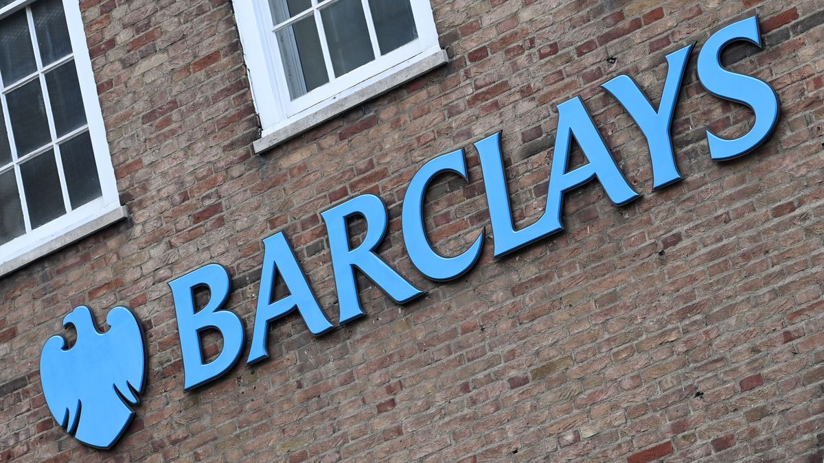 Barclays plantea recortar miles de clientes de banca de inversión para subir beneficios