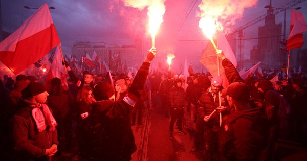 Foto: Manifestantes durante una marcha organizada por grupos de ultraderecha en Varsovia, Polonia. (Reuters)