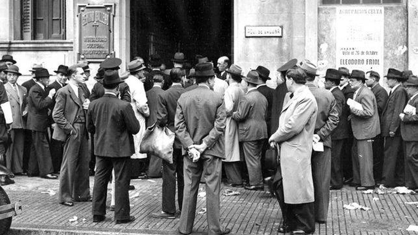 Emigrantes españoles en los años 30 a la entrada del Centro Gallego de Buenos Aires.