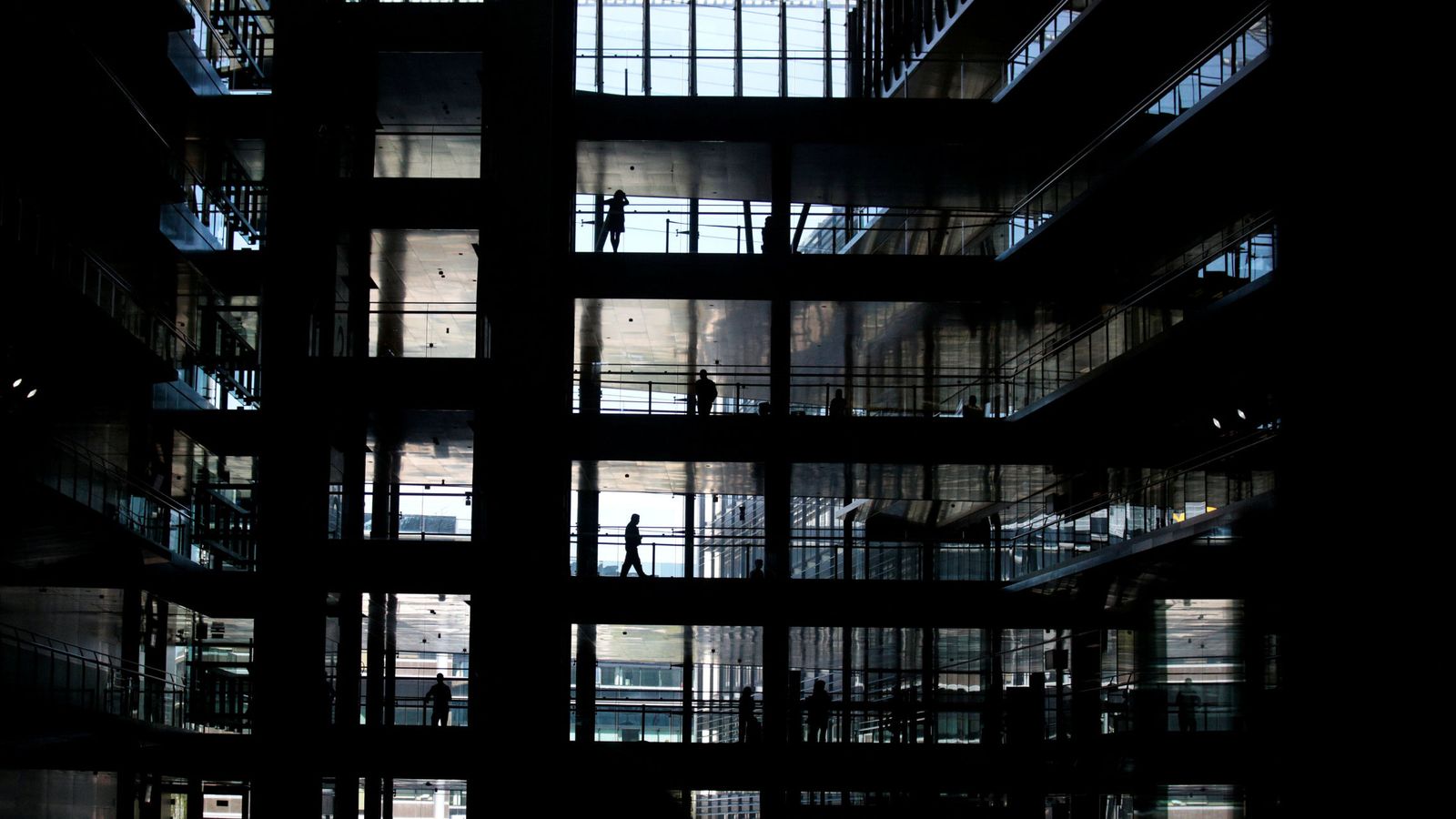Foto: Gente trabajando en la sede de Endesa en Madrid. (Reuters)