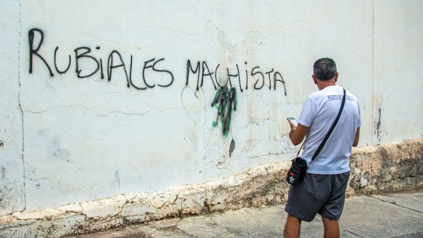 Pintadas contra Luis Rubiales en edificios del municipio granadino de Motril. (EFE/Alba Feixas)