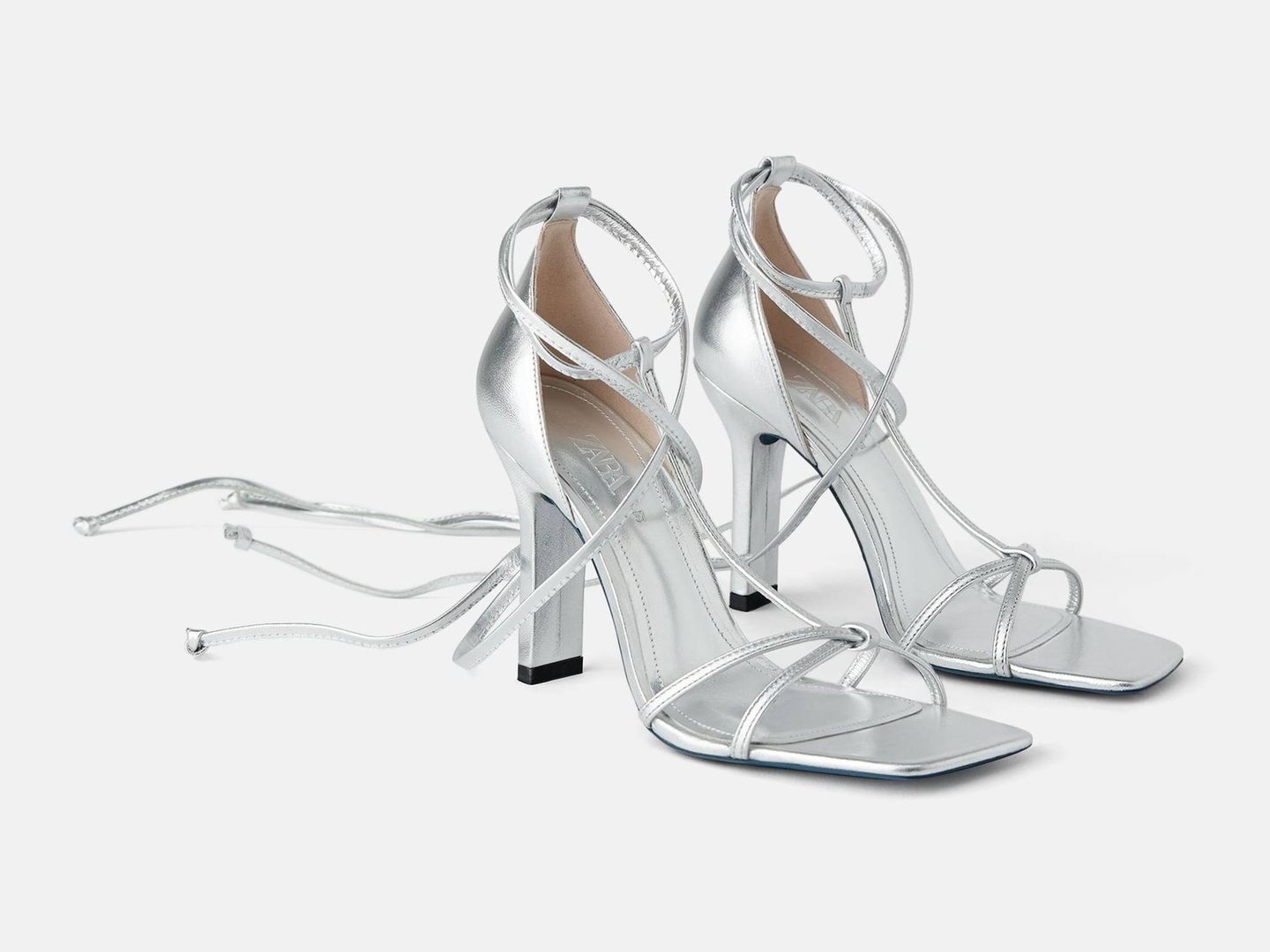 Sandalia de piel en color plata de Zara (69,95 euros).