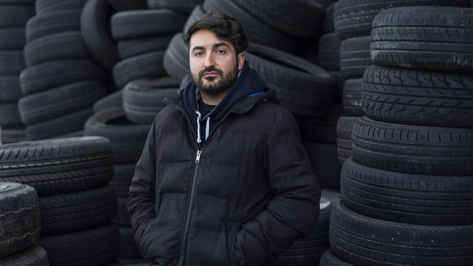 Raúl Ajenjo posa en un espacio del desguace que dirige reservado para los neumáticos que mandarán a reciclar. (Ana Beltrán)