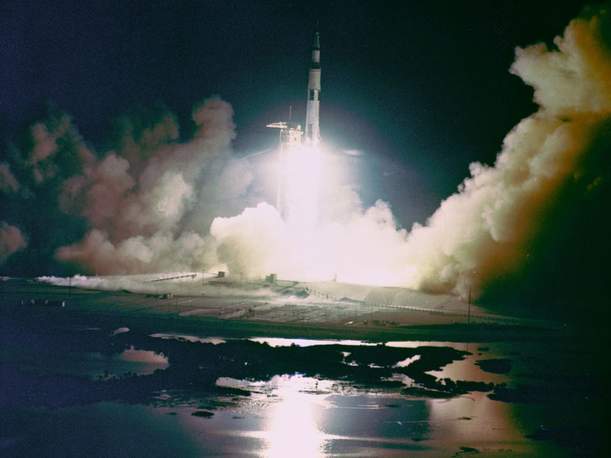 Foto: Fotografía del 7 de diciembre de 1972 cedida por la NASA donde se aprecia el momento del despegue del cohete lunar Apolo 17. (EFE/NASA).