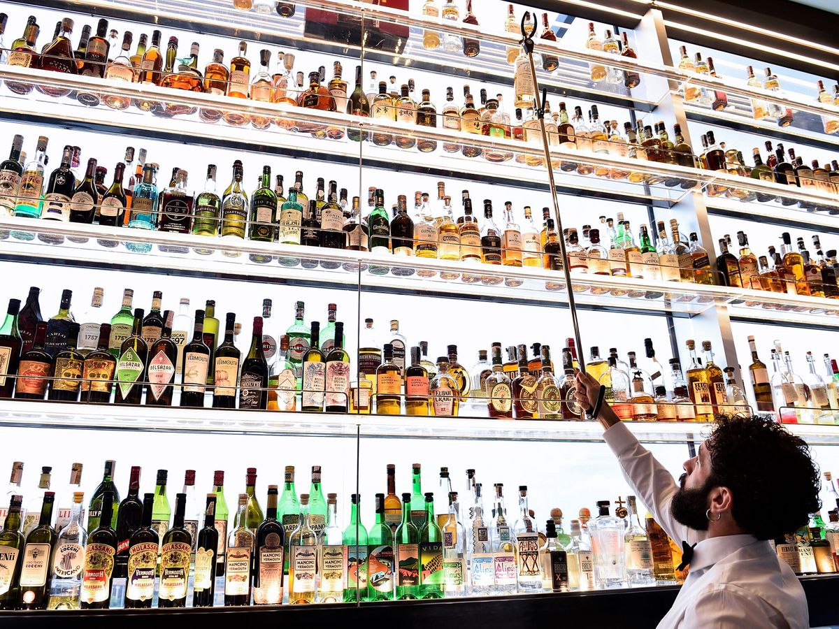 Foto: Un barman eligiendo una botella. (Reuters/Flavio Lo Scalzo)