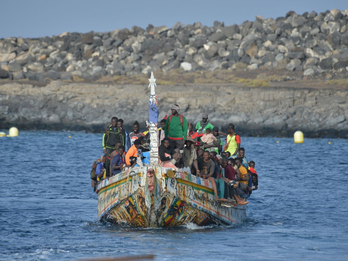 Imagen de la llegada al puerto de La Restinga de uno de los dos cayucos rescatados por Salvamento Marítimo, con 316 personas a bordo. (EFE/Gelmert Finol)