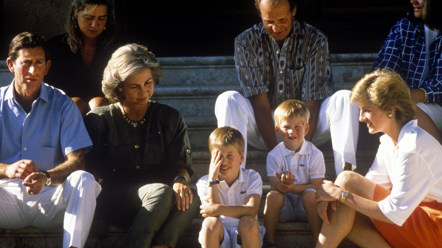 Carlos, Diana, los reyes Sofía y Juan Carlos y sus hijos, en Marivent. (Cordon Press) 