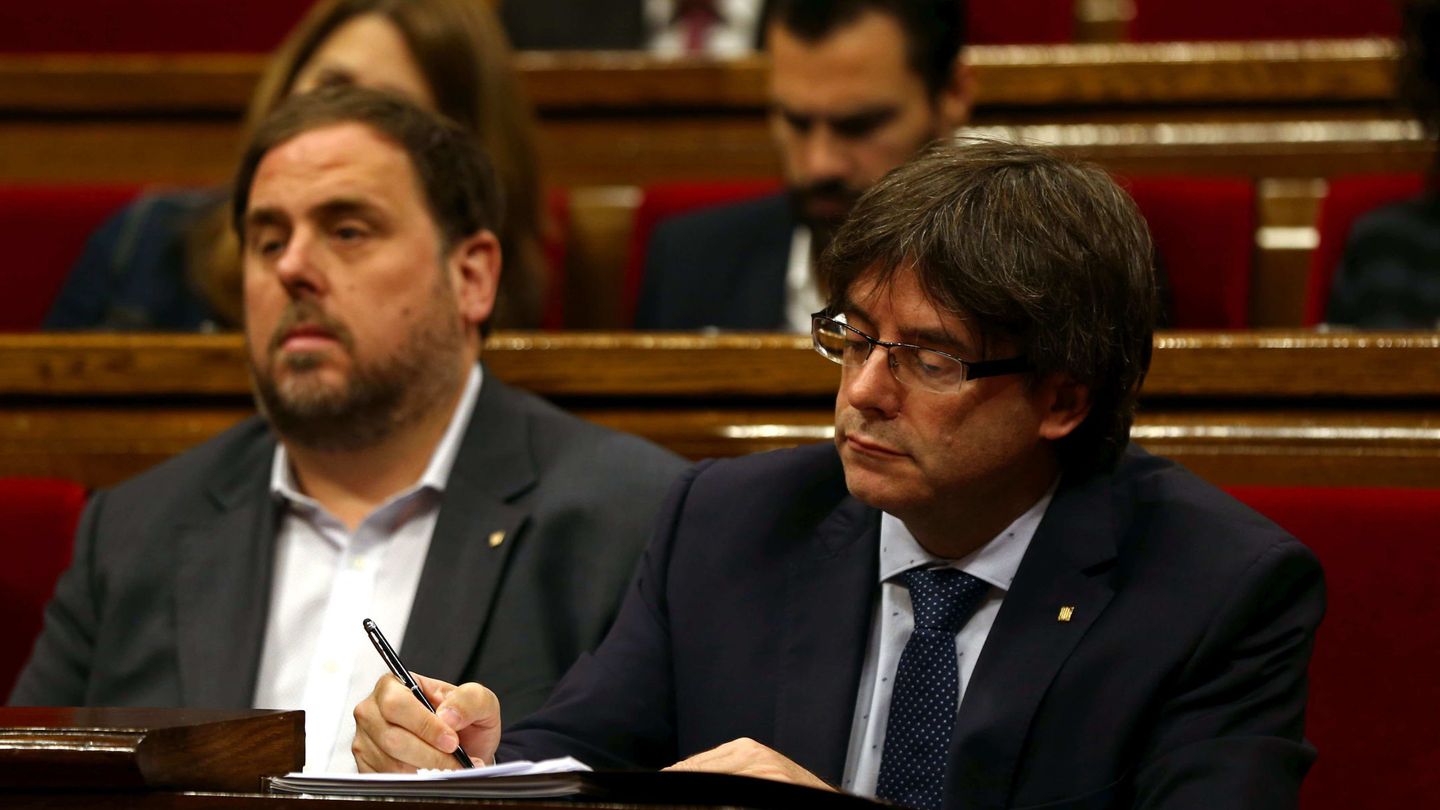El presidente de la Generalitat, Carles Puigdemont, junto su vicepresidente, Oriol Junqueras, en 2016 (EFE Toni Albir)