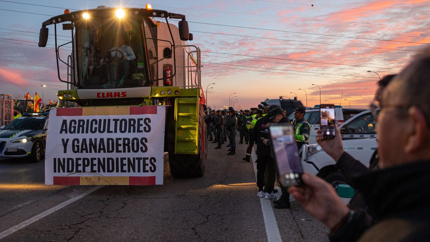 TORREJÓN DE LA CALZADA (MADRID), 21 02 2024.-- Los tractores de los agricultores concentrados en la A-42 a la altura de Torrejón de la Calzada, uno de los puntos desde los que parten para manifestarse en la Plaza de la Independencia de Madrid, en protesta por la situación del sector, inician la marcha. EFE  Daniel Gonzalez 