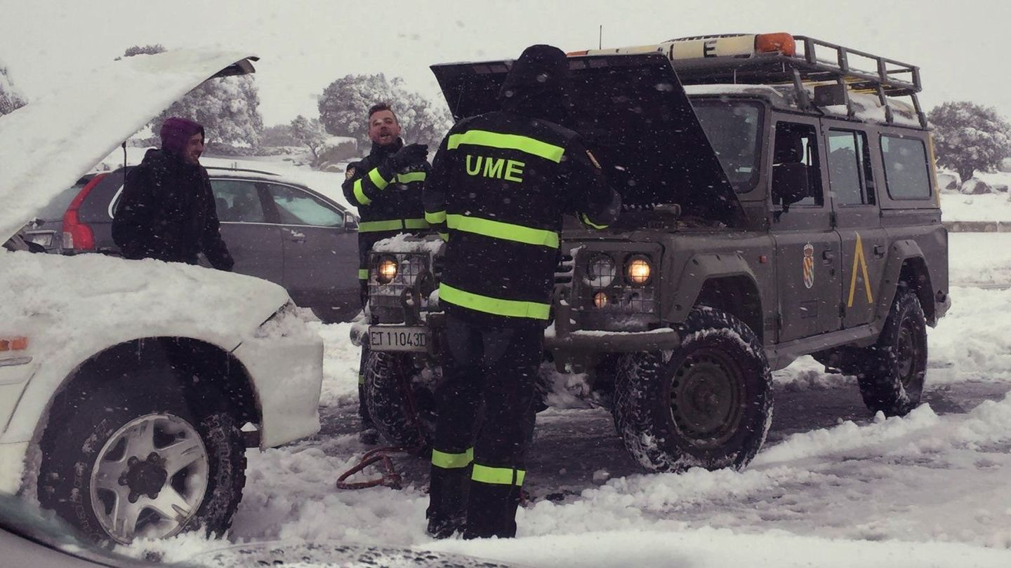 La UME ha ayudado en las tareas de rescate de los conductores. (EFE)