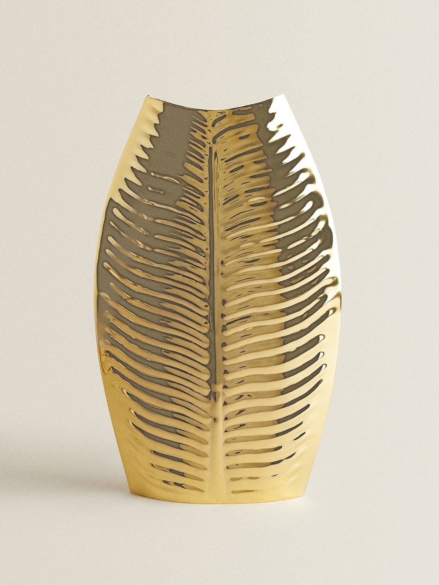 Con detalles en dorado, como este jarrón de Zara Home, tu hogar tendrá un toque elegante. (Cortesía)