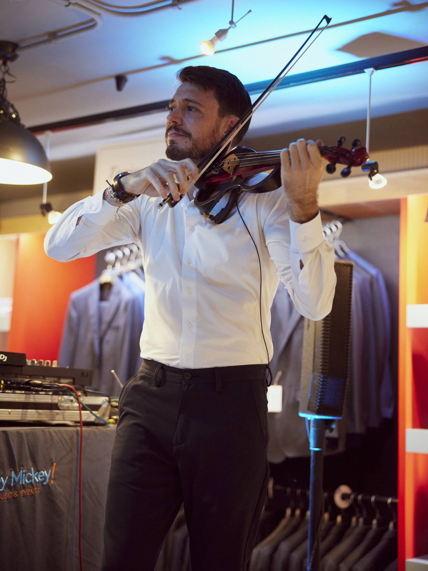 El violinista Pablo Navarro durante el evento de La Fábrica de las Camisas. (Cortesía)