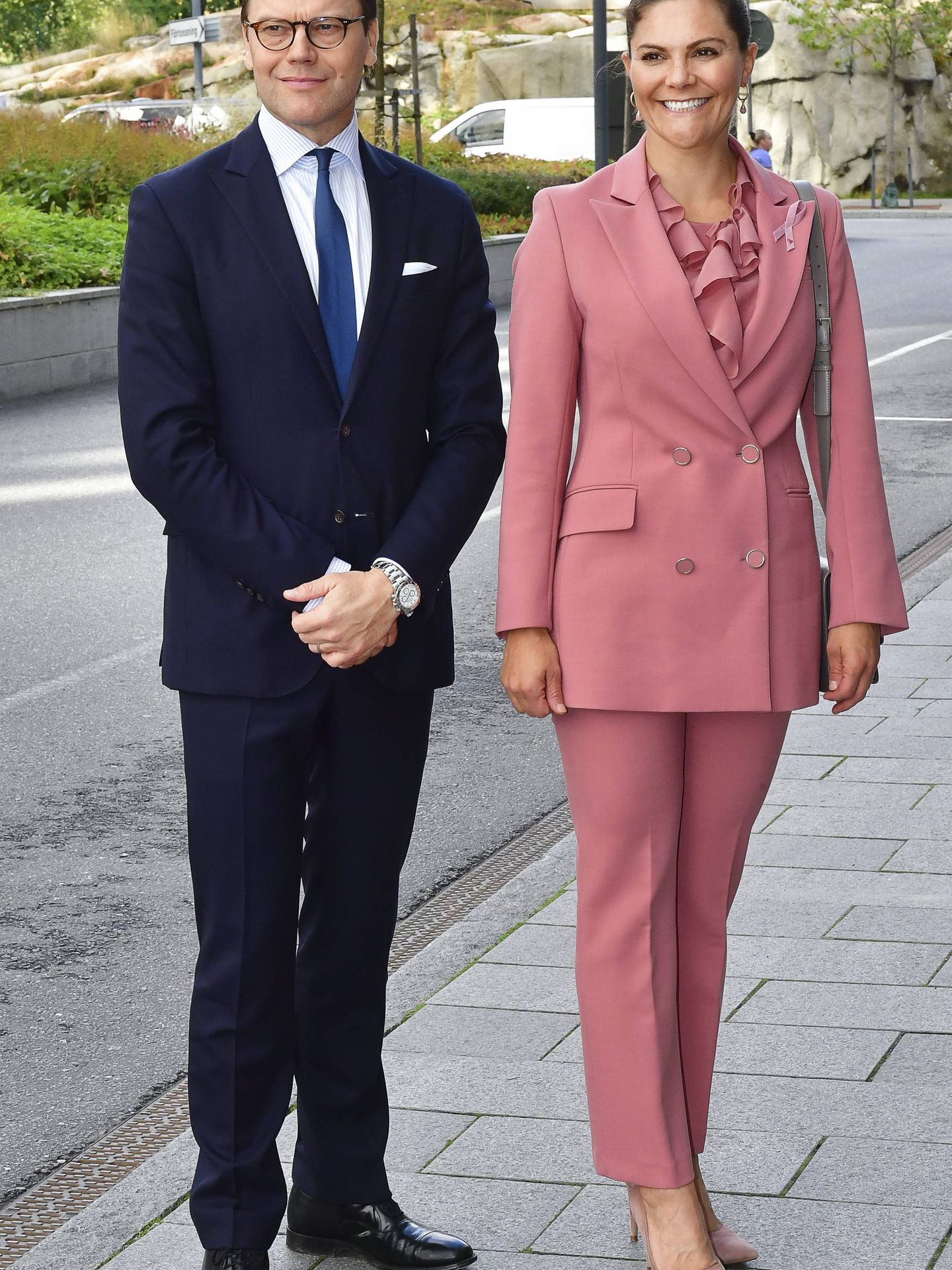 El príncipe Daniel y la princesa Victoria, en el Hospital Universitario Karolinska. (Cordon Press)
