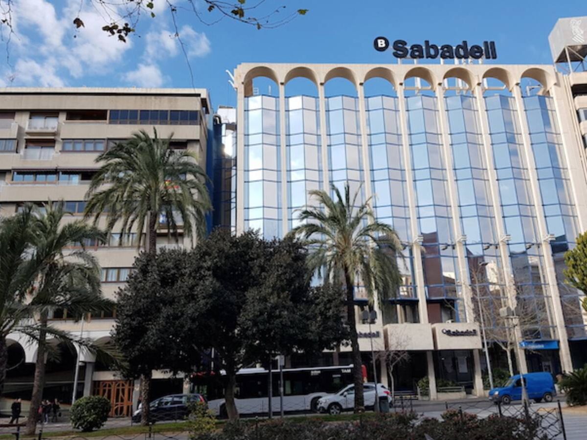Foto: Edificio del Sabadell en Alicante, antigua sede también de Caja Mediterráneo. 