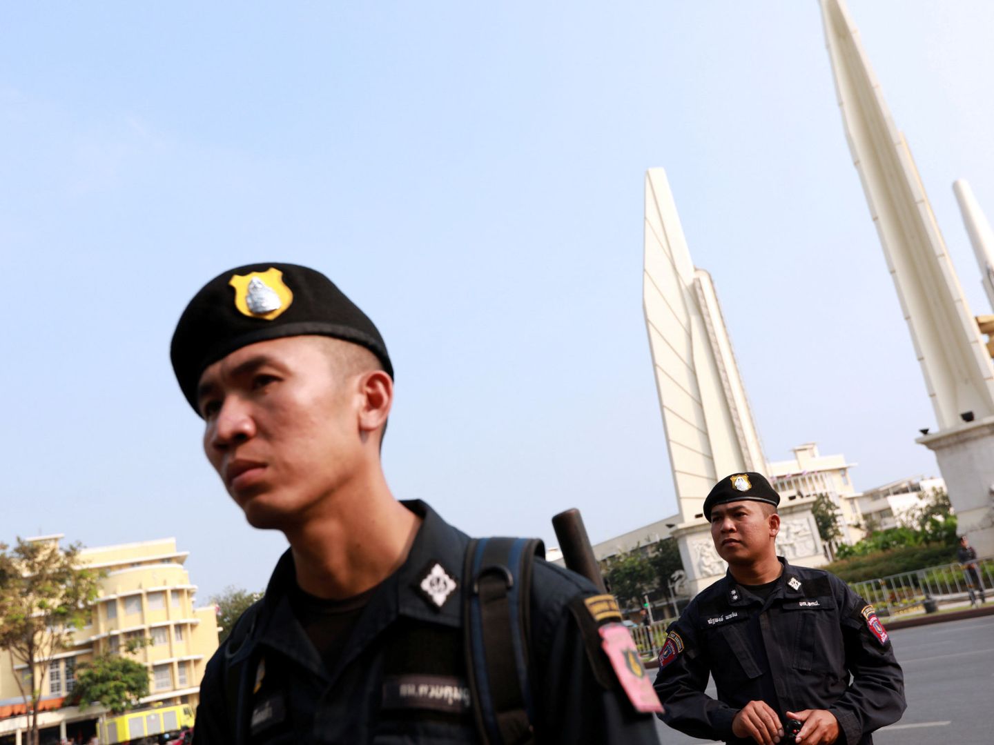 Policías tailandeses montan guardia en el centro de Bangkok, el 10 de febrero de 2018. (Reuters)