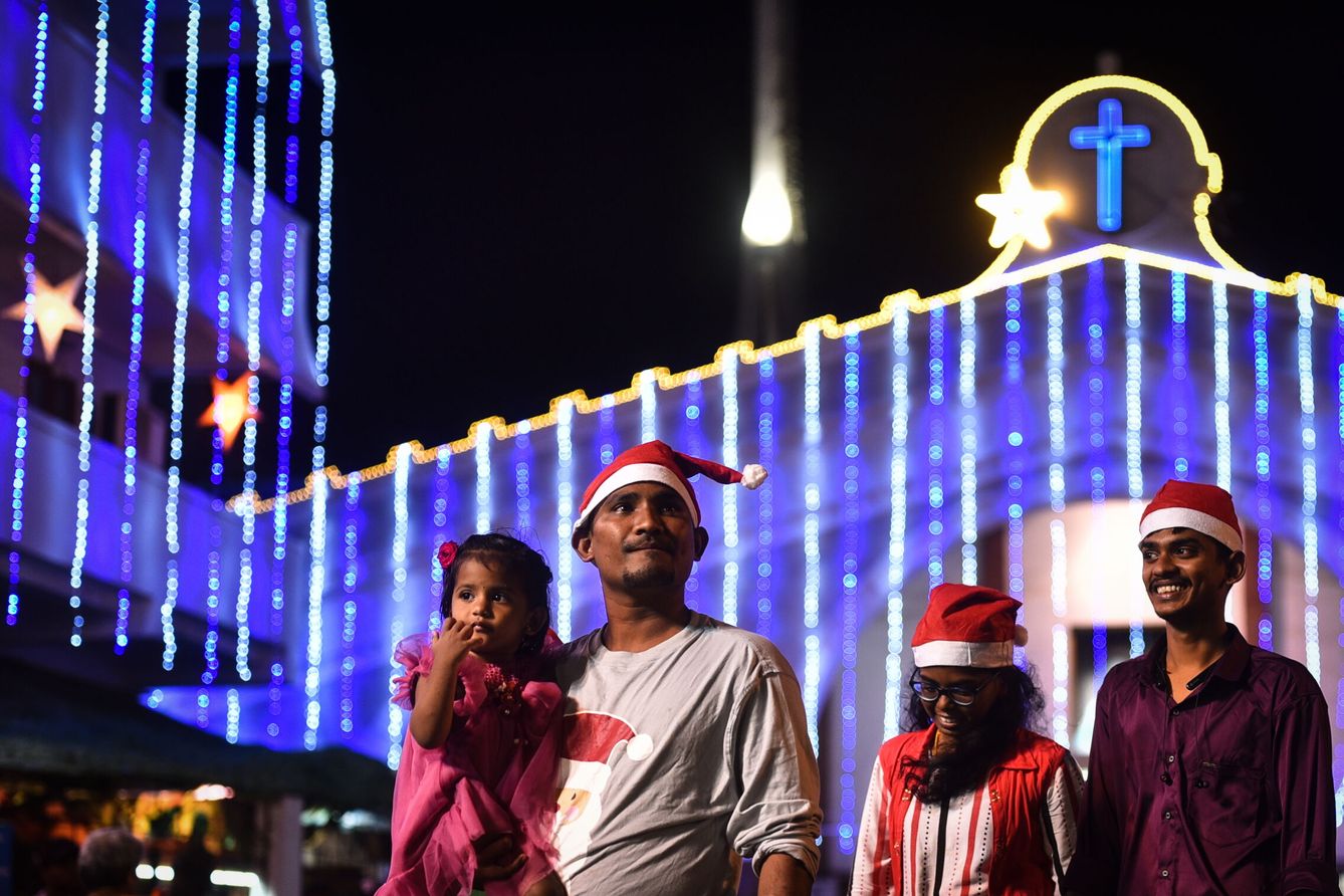 Devotos cristianos llegan para ofrecer oraciones en la víspera del festival de Navidad, en el Santuario Annai Velankanni en Chennai, India. (EFE/Epa Idrees Mohamed)