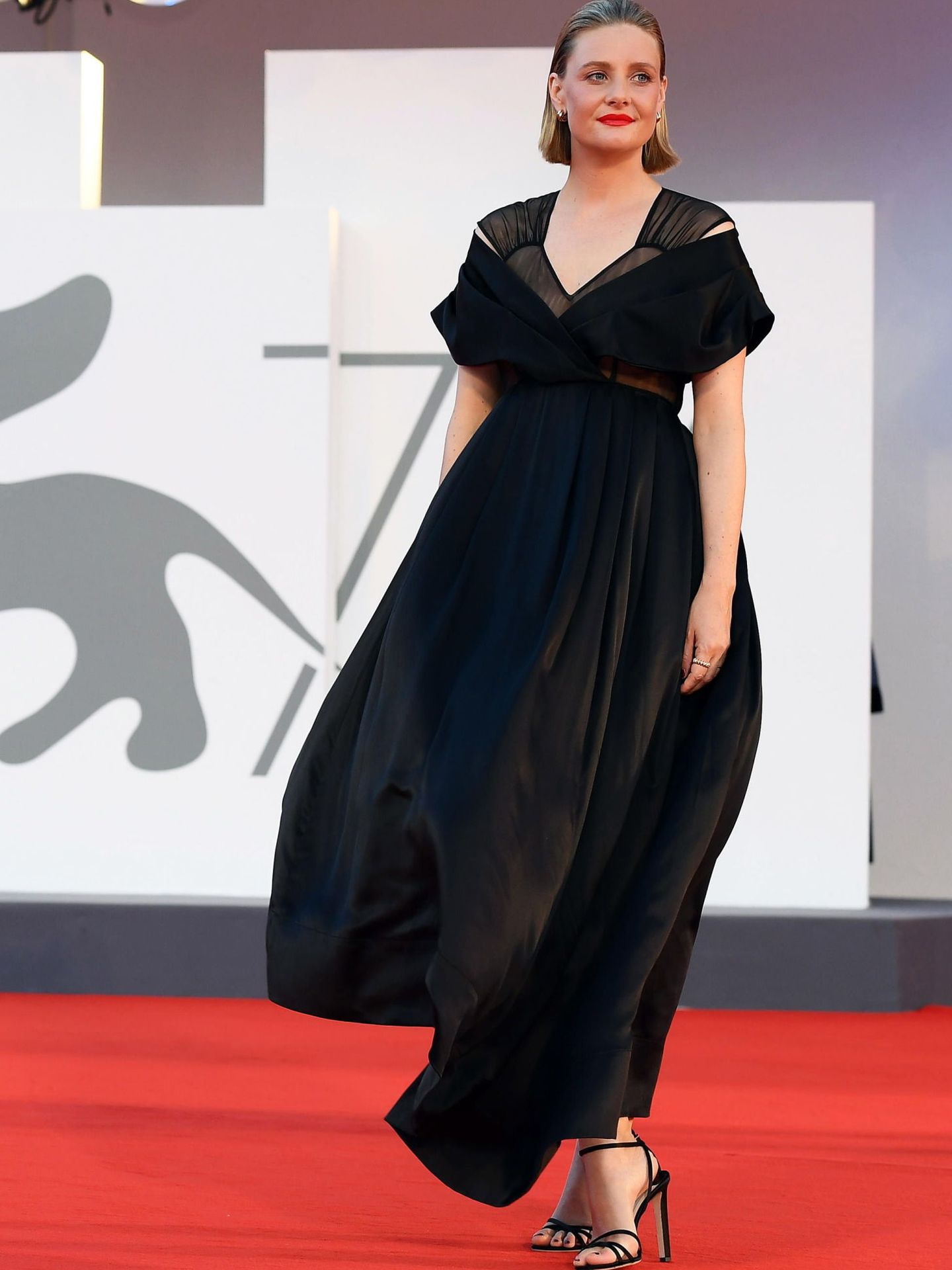 La actriz Romola Garai, en el estreno de 'Miss Marx' con un vestido negro, largo y original escote cruzado combinado con transparencias. (EFE)