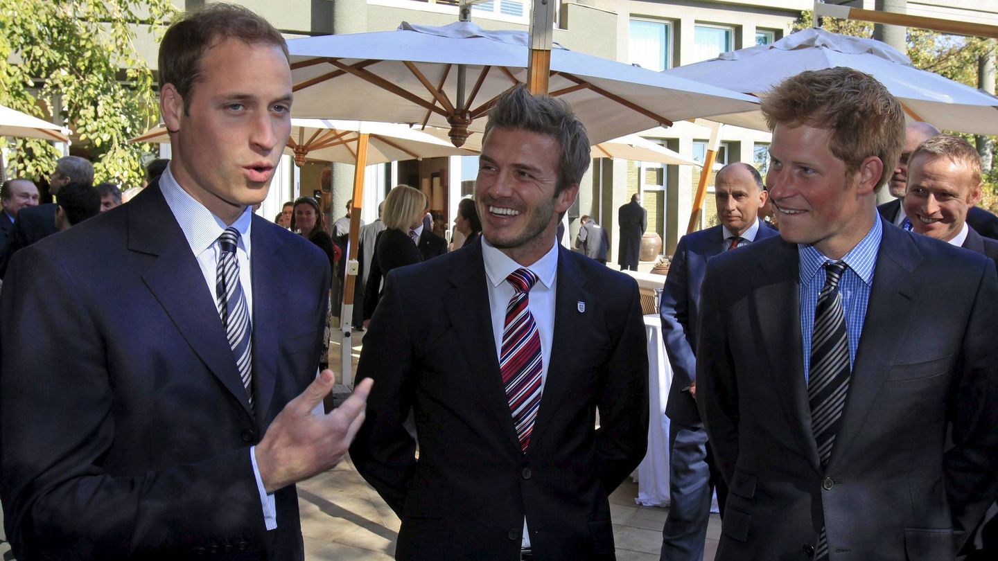 Los príncipes Harry y Guillermo con David Beckham, durante una recepción organizada por la Federación de Fútbol de Inglaterra, en 2010. (EFE/Radu Sigheti)