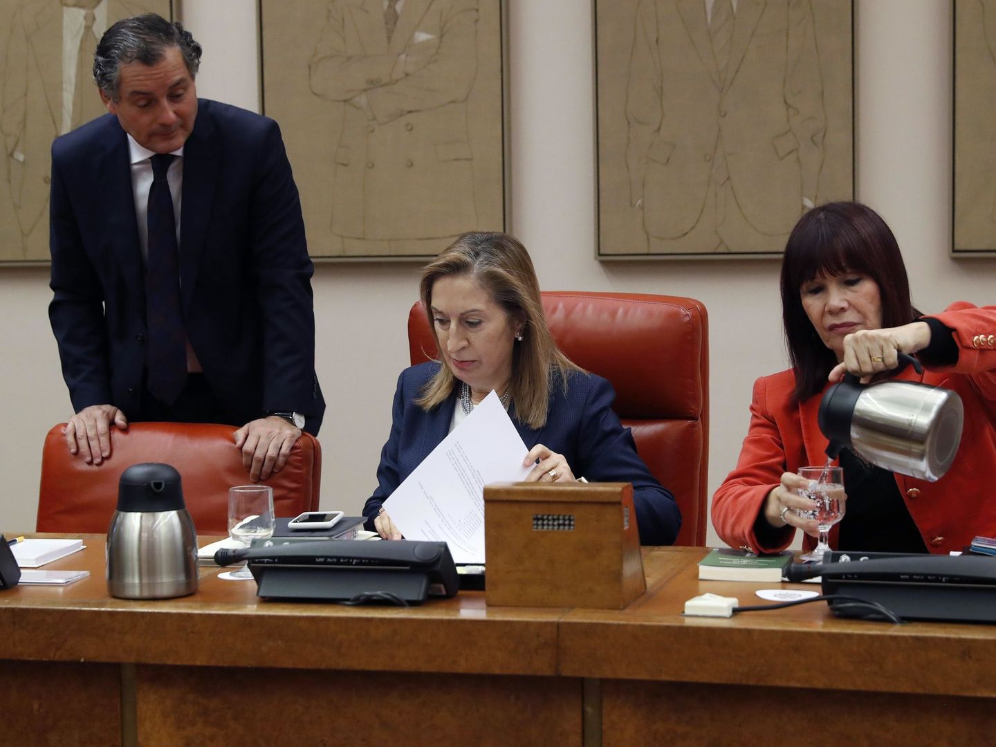 La presidenta del Congreso, Ana Pastor, y la vicepresidenta segunda, la socialista Micaela Navarro, el pasado 28 de enero en la Diputación Permanente. (EFE)