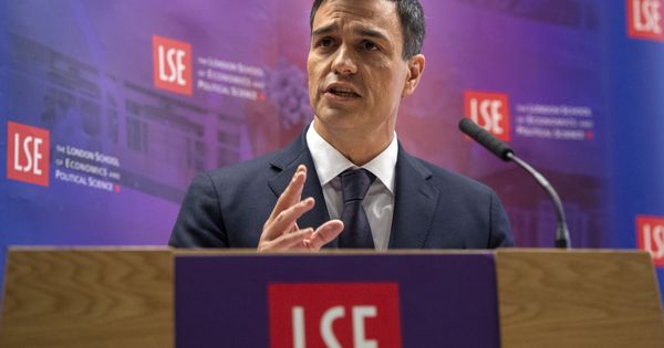 Foto: Pedro Sánchez, este 8 de mayo impartiendo una conferencia en la London School of Economics, en la capital británica. (EFE)