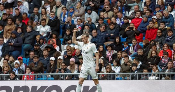 Foto: Gareth Bale hace un gesto a la grada del Bernabéu cuando es pitado. (EFE)