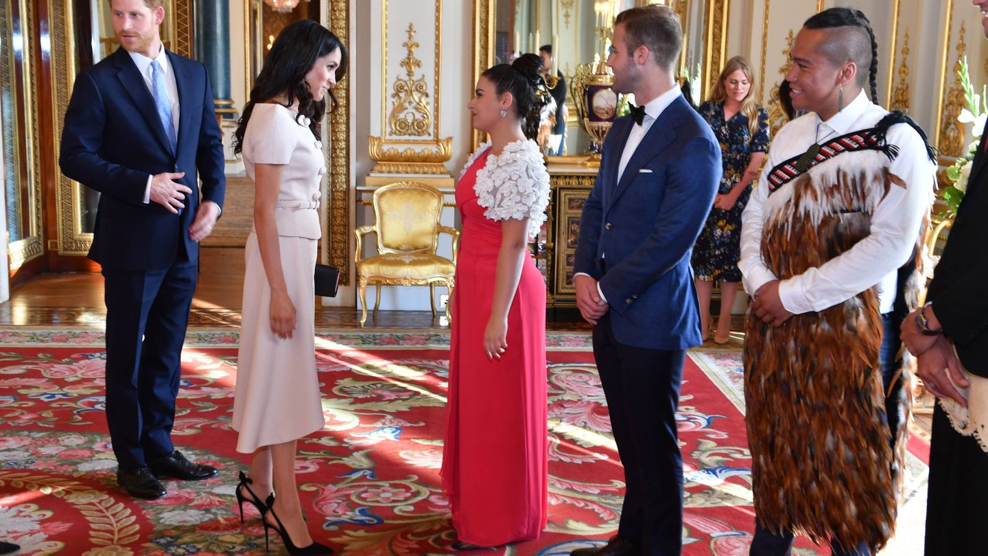 La duquesa charla con parte de los premiados en presencia de su marido. (Getty)