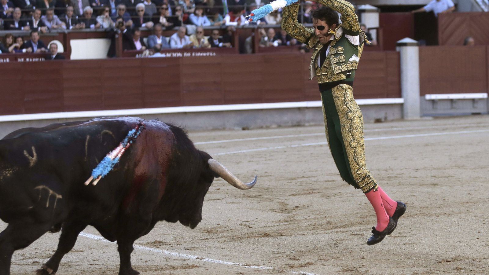 Foto: El diestro Juan José Padilla pone un par de banderillas a su segundo toro en el decimocuarto festejo de la Feria de San Isidro. (EFE)