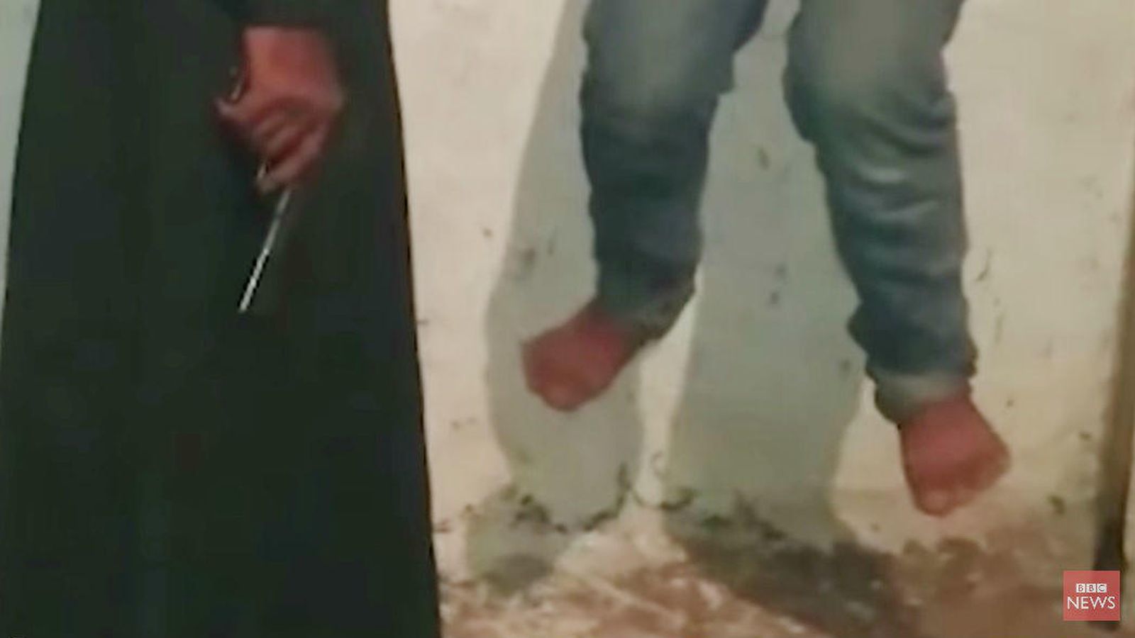 Foto: Captura del vídeo publicado por la BBC donde se ve la tortura infligida al niño sirio