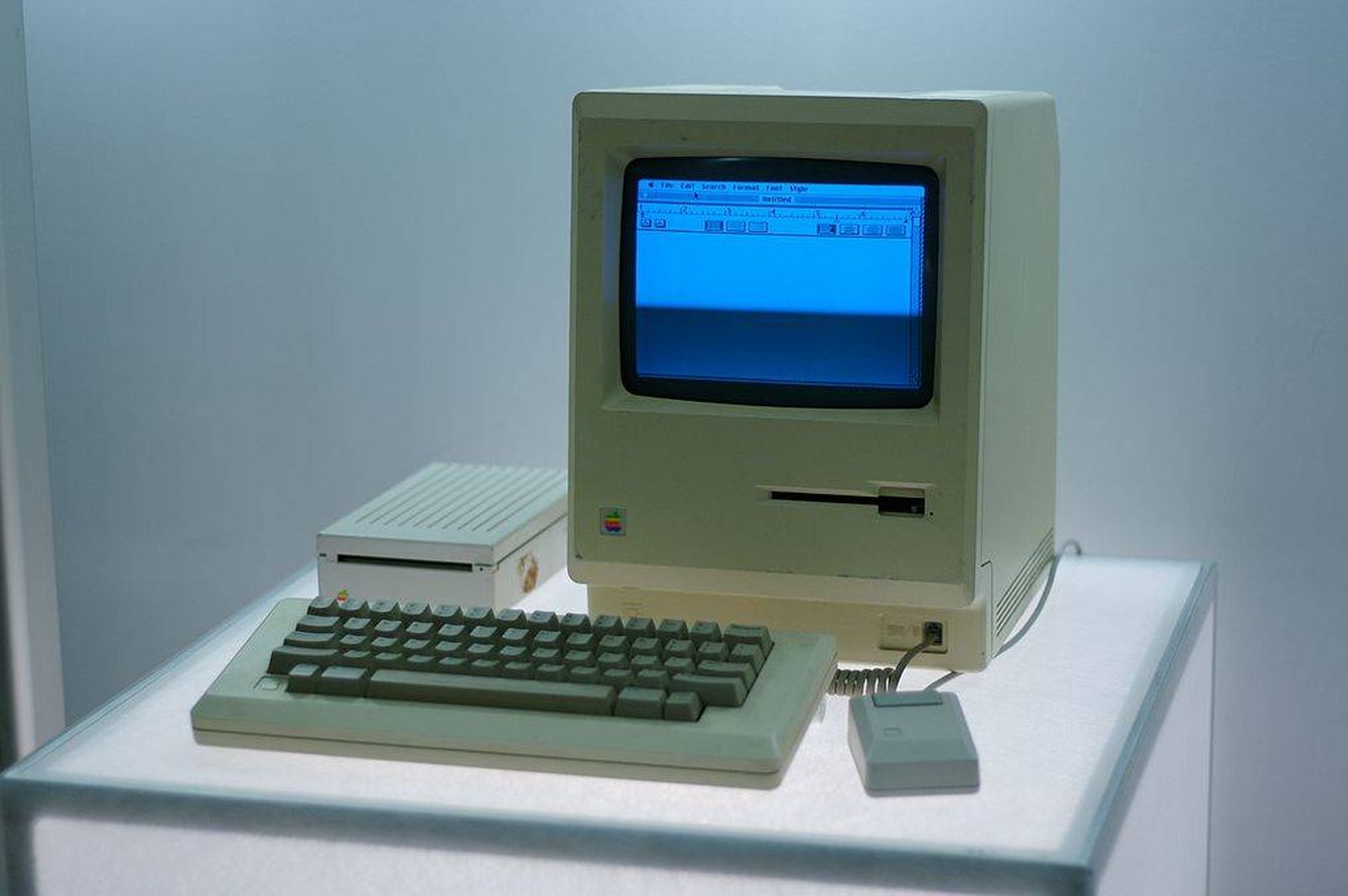 La interfaz gráfica y el ratón eran dos de los atractivos del pequeño Macintosh. (Wikimedia Commons)