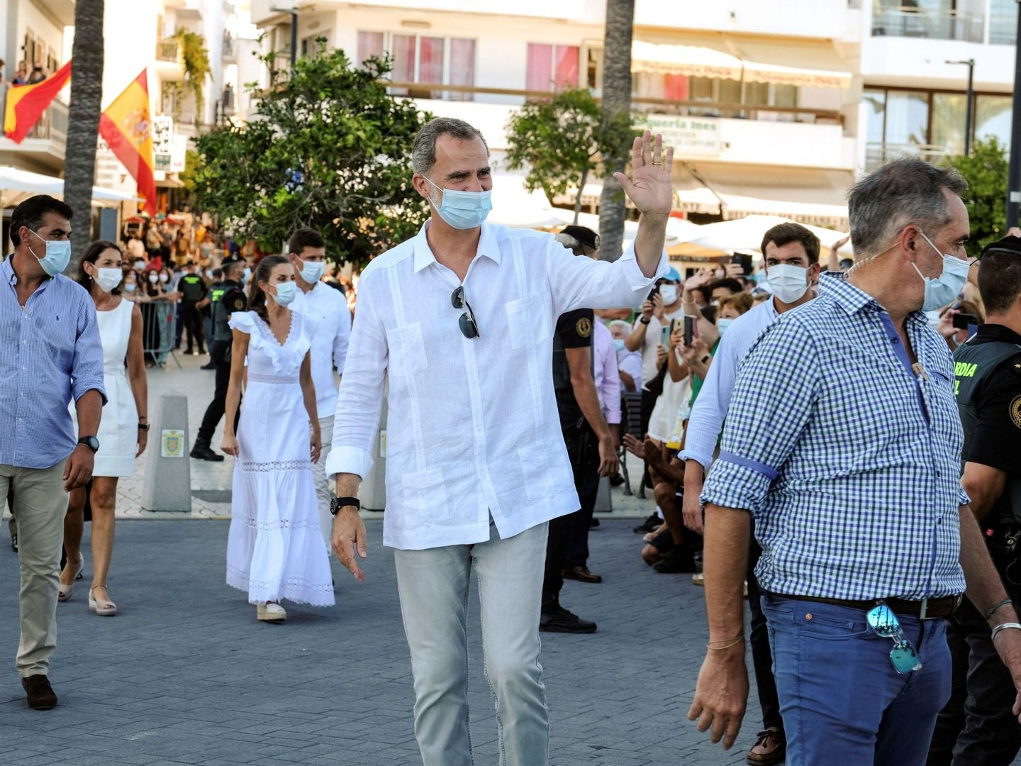 El rey Felipe VI saluda a los lugareños durante la visita real al municipio de Sant Antoni de Portmany, Ibiza, este verano. (EFE)