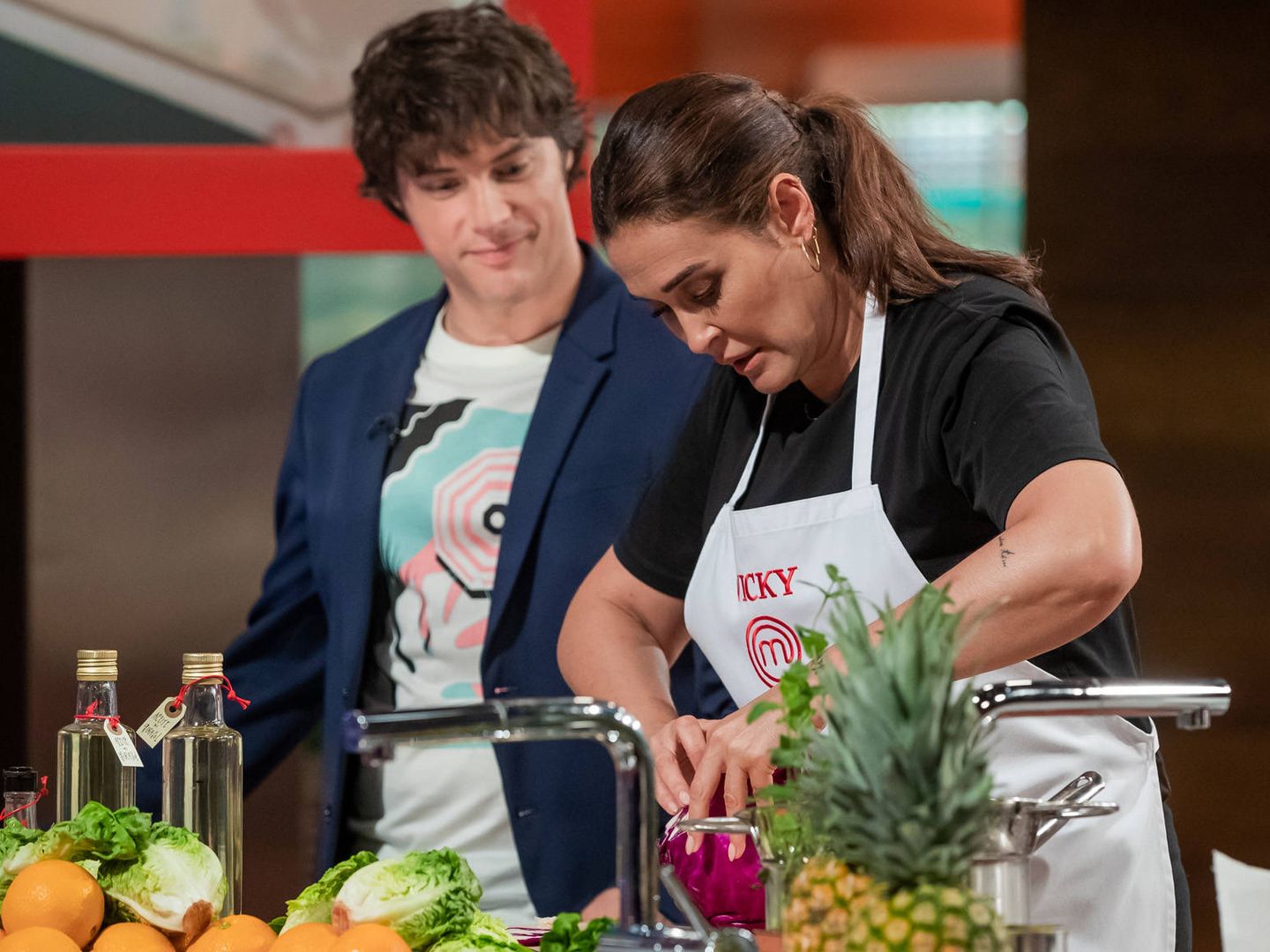 Vicky Martín Berrocal cocina ante la orgullosa mirada de Jordi Cruz. (RTVE)