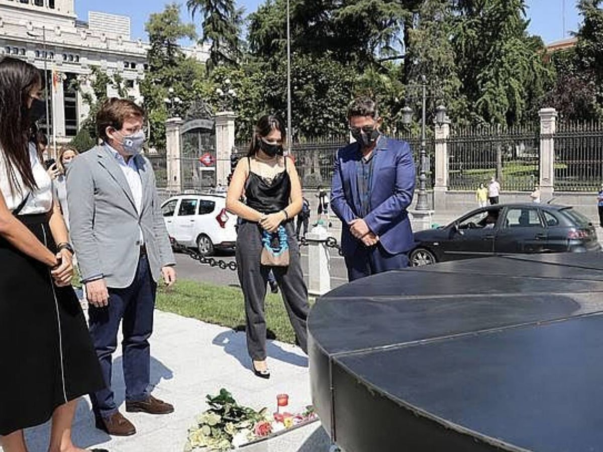 Foto:  Manuela, junto a su padre, ante la mirada del alcalde de Madrid y la novia de Alejandro. (Cordon Press)