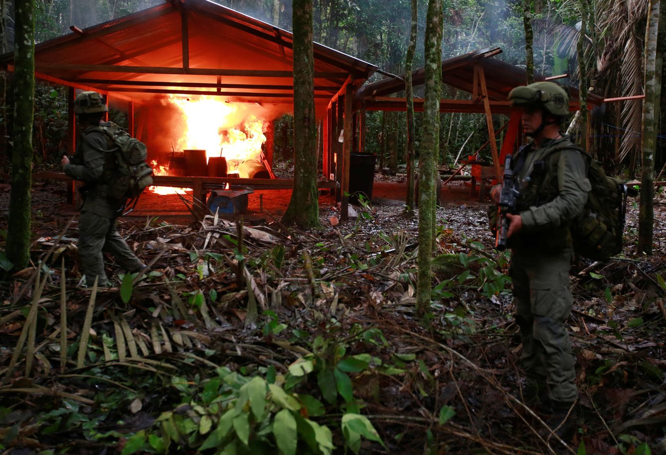 Agentes antinarcóticos tras destruir un laboratorio de cocaína, en el estado de Gauviare, Colombia. (Reuters)  