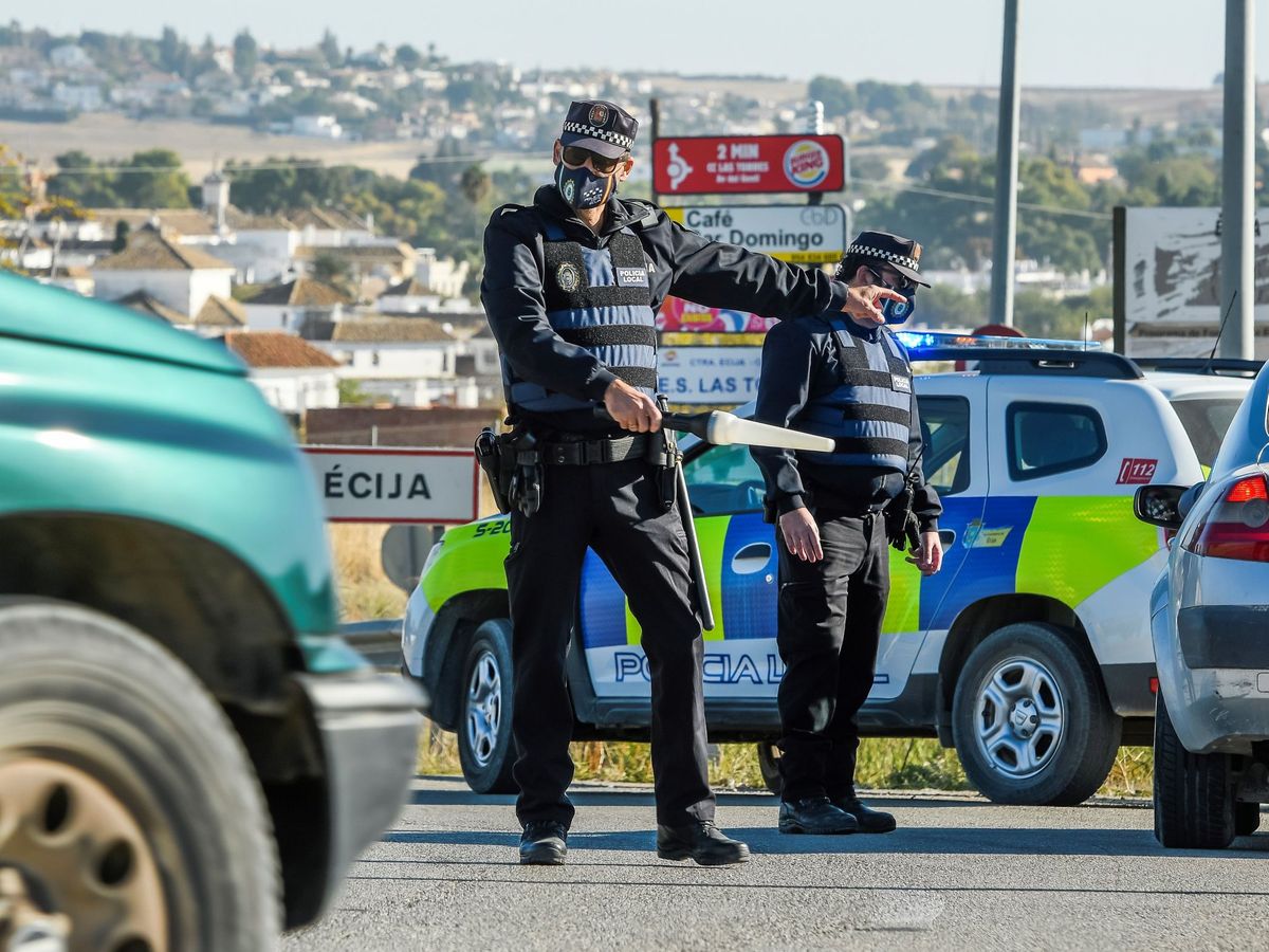 Foto: Control policial a la entrada de Écija, Sevilla. (EFE)