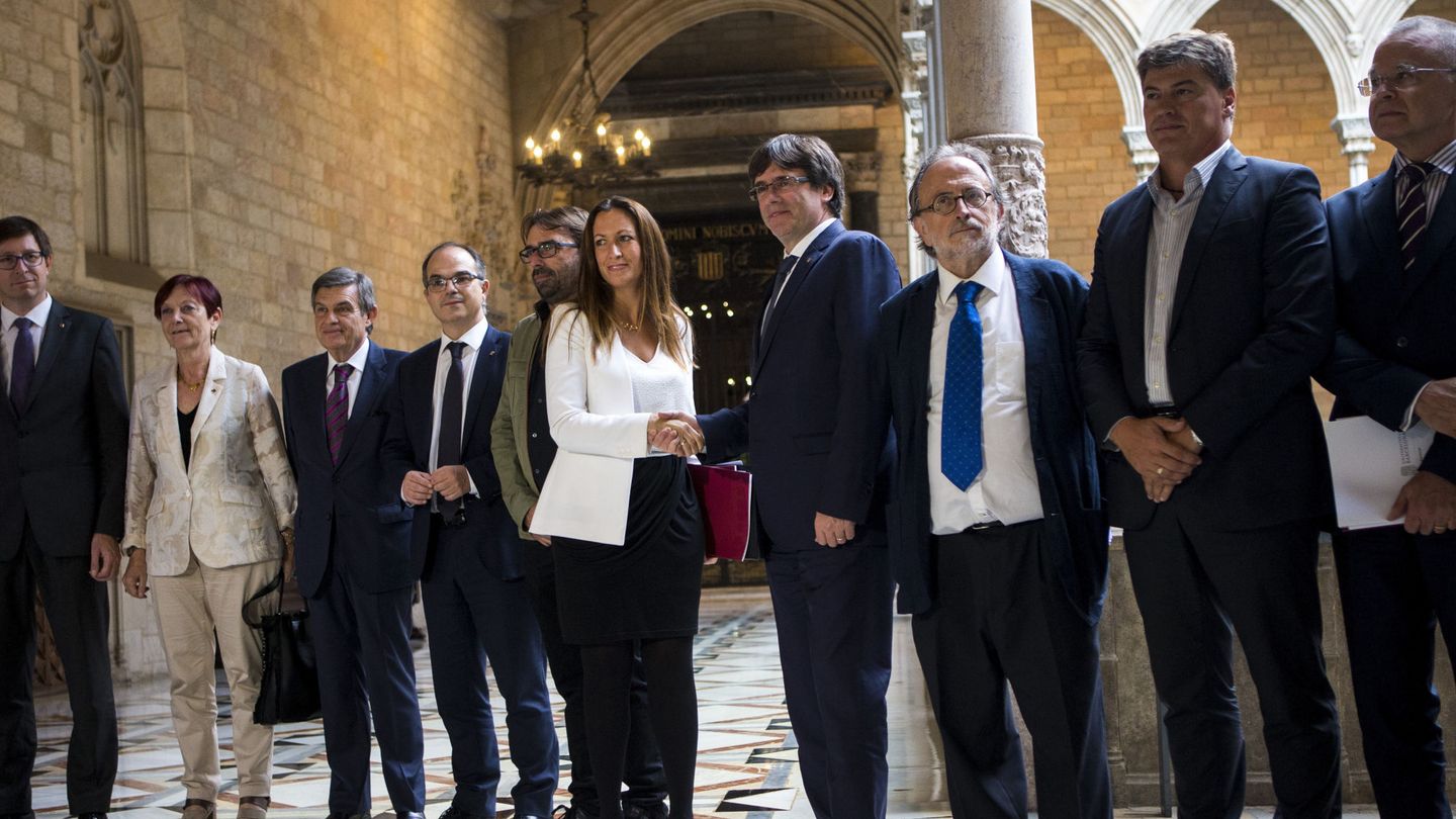 Carles Puigdemont, antes de reunirse con representantes de la comisión prodiálogo impulsada por el Colegio de Abogados de Barcelona. (EFE)