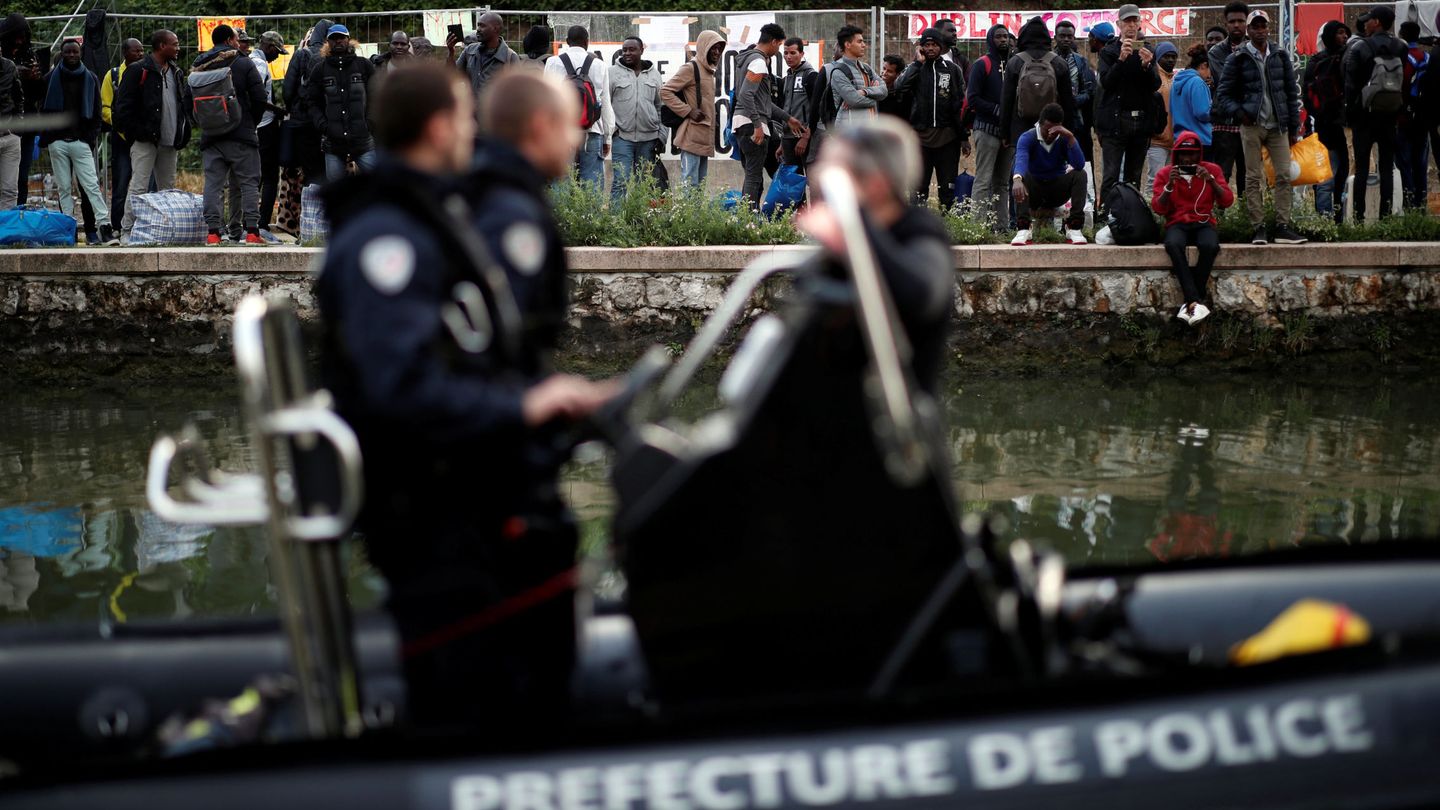 La policía francesa evacúa a cientos de inmigrantes de un campamento improvisado en París, en mayo de 2018. (Reuters)