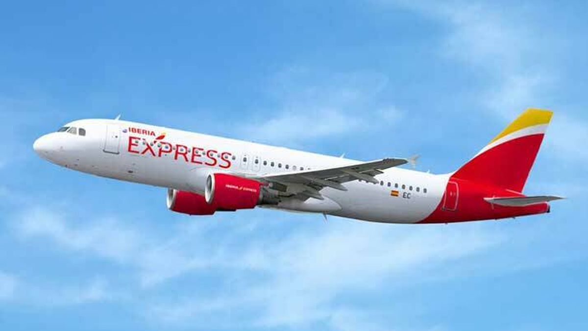 Los tripulantes de cabina de Iberia Express convocan huelga desde el 28 de agosto 