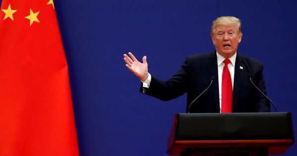 Foto: El presidente de EEUU, Donald Trump, junto a una bandera de China (Reuters)