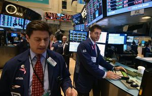 Wall Street rebaja la euforia se une a los descensos en Europa