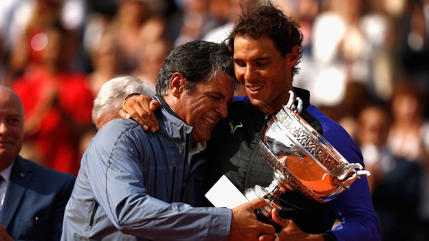 Toni y Rafa Nadal celebran el Roland Garros de 2017. (Reuters/Mark Hume)