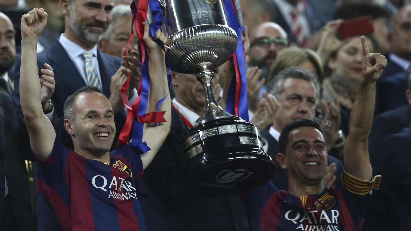 Foto: Los jugadores del FC Barcelona Iniesta (i) y Xavi levantan el trofeo de la Copa del Rey. (EFE)
