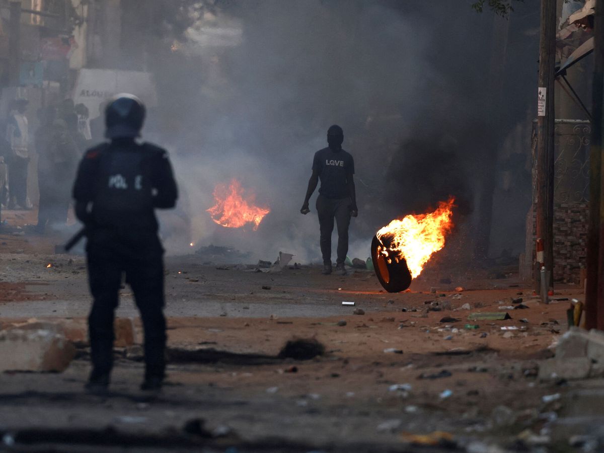 Foto: Escenas de violencia en Dakar tras la represión de protestas en contra de la suspensión de las elecciones. (Reuters/Zohra Bensemra)