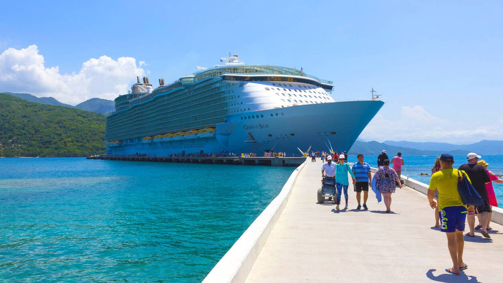 Más de 200 turistas abandonados en Camboya mientras hacían un crucero por el mundo: la compañía alega subidas de precio del combustible
