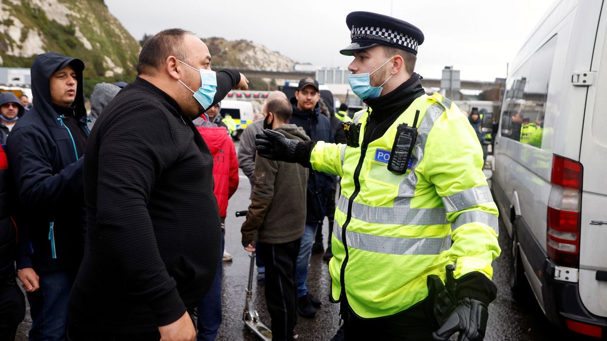 Forcejeos entre camioneros y la policía en Dover por la polémica de las fronteras