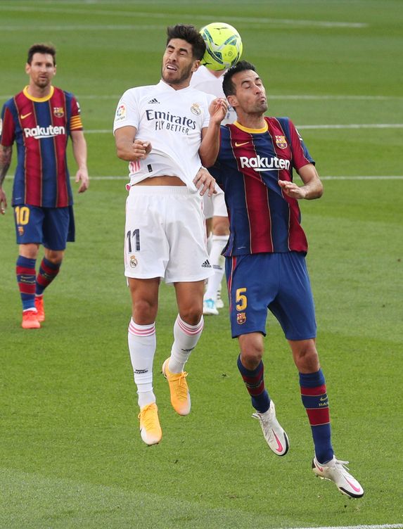 Asensio y Busquets saltan por un balón. (Reuters)