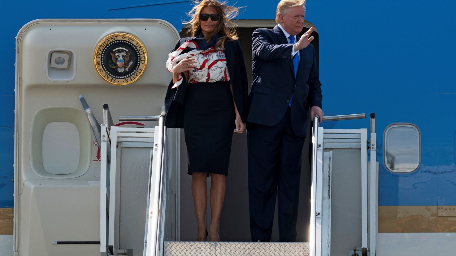Foto: Trump y su esposa llegan a Londres. (EFE)