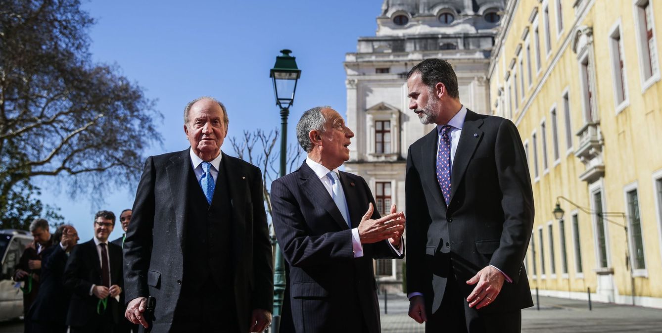 Juan Carlos I y Felipe VI frente al palacio de Mafra. (EFE)