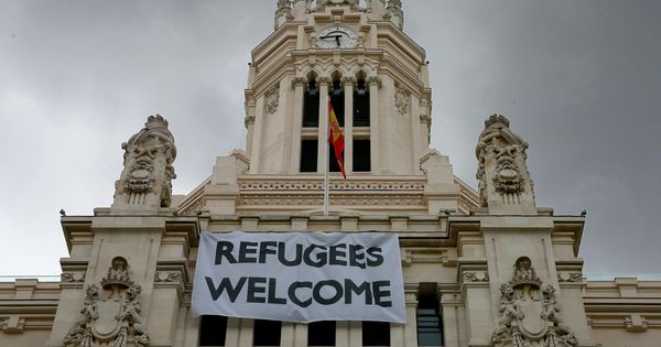 Foto: Pancarta para dar la bienvenida a los refugiados en la sede del Ayuntamiento de Madrid. (EFE)