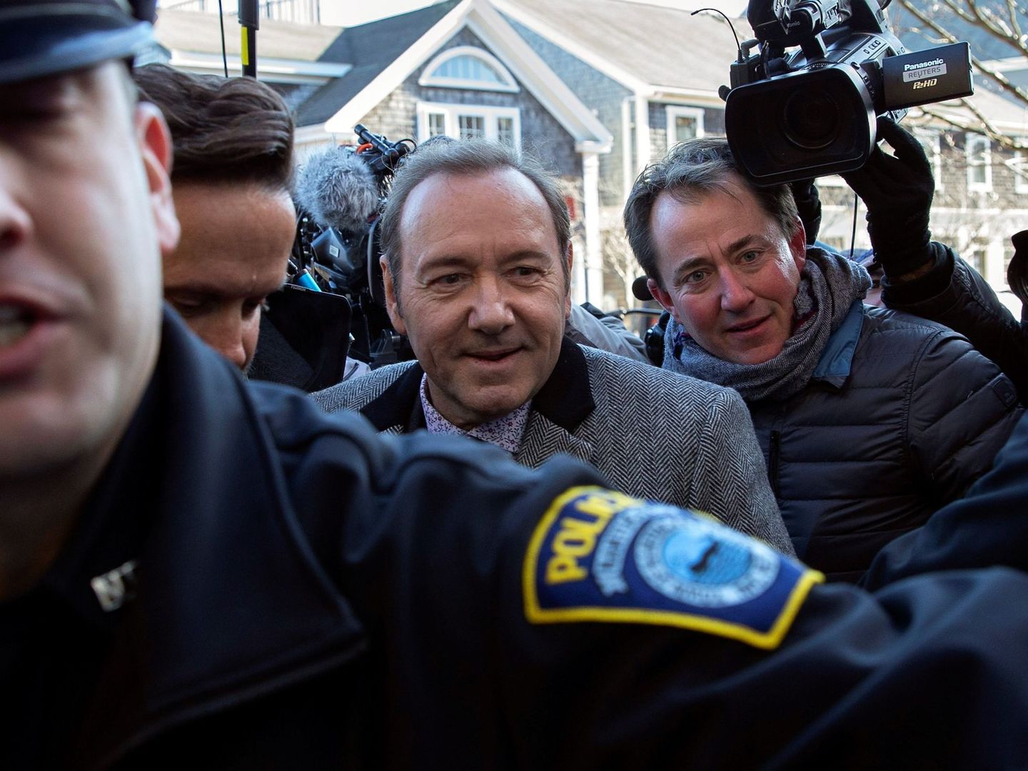 Kevin Spacey es escoltado por la policía a su llegada al tribunal de Nantucket en enero. (EFE)